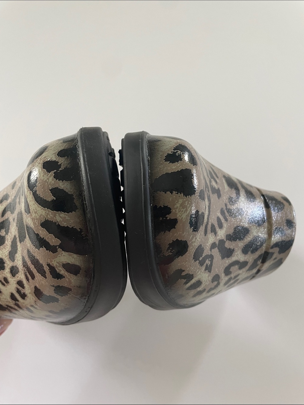OOFOS NWOT Leopard Print Clogs in Black and Tan Size 8 - Picture 8 of 12